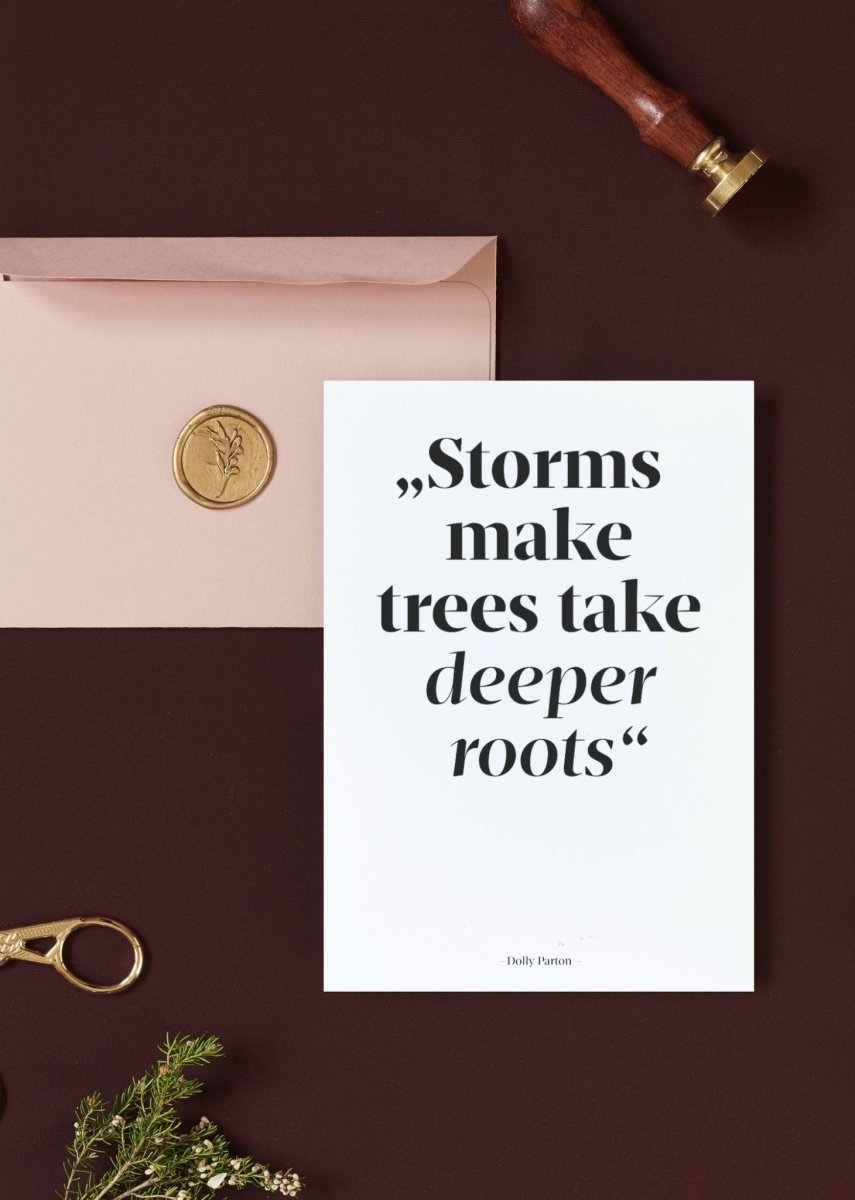 WILDHOOD store – Postkarte STORMS MAKE TREES TAKE DEEPER ROOTS Dolly Parton - WILDHOOD store