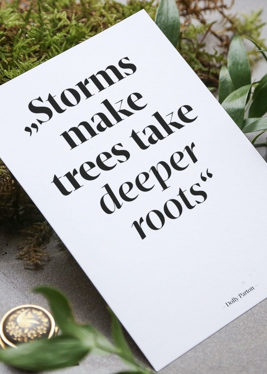 WILDHOOD store – Postkarte STORMS MAKE TREES TAKE DEEPER ROOTS Dolly Parton - WILDHOOD store